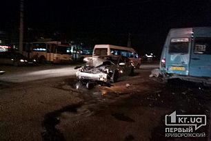 В Кривом Роге водитель на легковушке без документов влетел в маршрутку