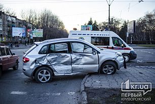 ДТП в Кривом Роге: возле горисполкома легковушка влетела в маршрутку