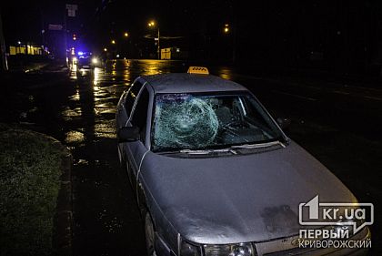 В Кривом Роге ночью пешеход угодил под колеса такси