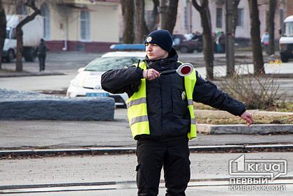 В Кривом Роге патрульный вышел на работу вместо светофора