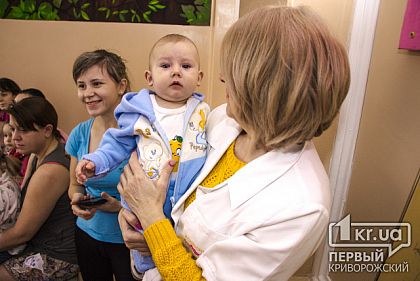 Маленьких криворожан, которых угораздило заболеть перед праздниками, навестила сказка