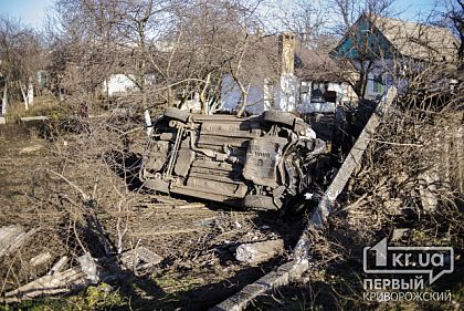 В Кривом Роге авто на скорости вылетело с дороги и перевернулось