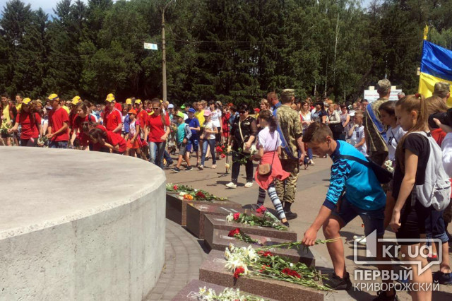 Криворожане помолились за погибших героев возле первого в Украине памятника воину АТО