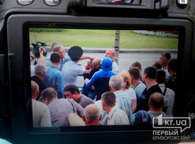 Під час зустрічі Міхеіла Саакашвілі з виборцями у  Кривому Розі невідомий чоловік намагався облити його зеленкою
