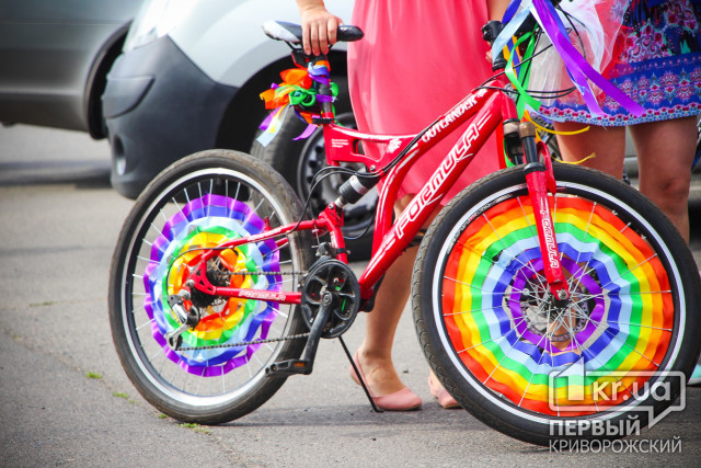 Праздник радуги и красоты: в Кривом Роге начался женский велопарад