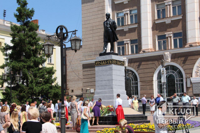 У Кривому Розі відзначили День Конституції України покладанням квітів