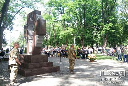 Возложили цветы к памятнику павшим воинам и власть имущие Кривого Рога