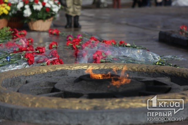 Криворіжці поклали квіти до пам&#039;ятника невідомим солдатам, загиблим у Другій світовій війні