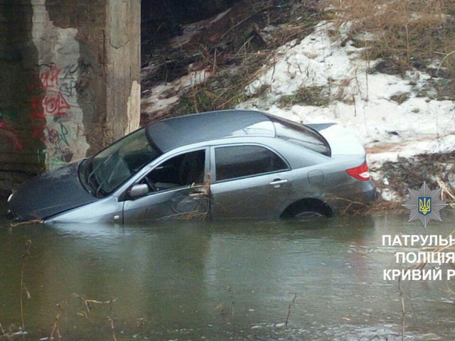 В Кривом Роге автомобиль слетел с моста в реку. Пострадал пенсионер