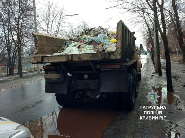 Водителя, разбрасывающего по дороге мусор из грузовика, задержали в Кривом Роге