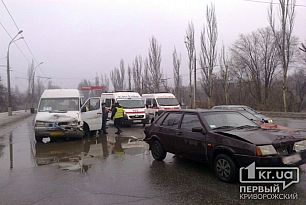 В Кривом Роге столкнулись маршрутка и две Лады