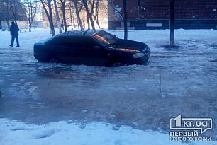 «Полмашины провалилось под лед на дороге»,- криворожанин