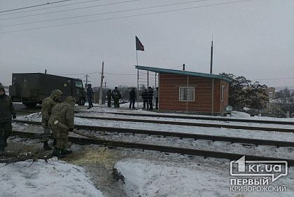 Криворожские бойцы АТО блокируют железную дорогу в Бахмуте