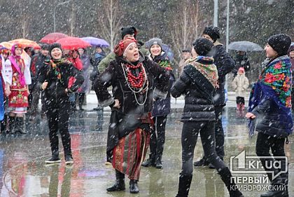 Под дождем и снегом провожали зиму в Металлургическом районе Кривого Рога