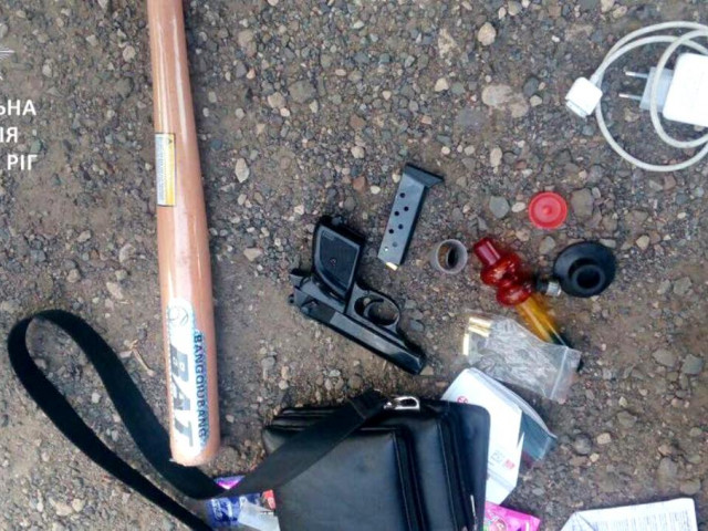 Пистолет, бита и намеки на наркотики обнаружили у юноши в Кривом Роге