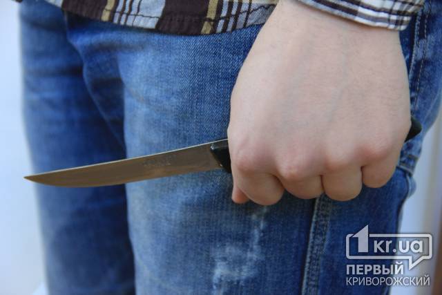 В Кривом Роге пьяный мужчина набросился с ножом на школьницу