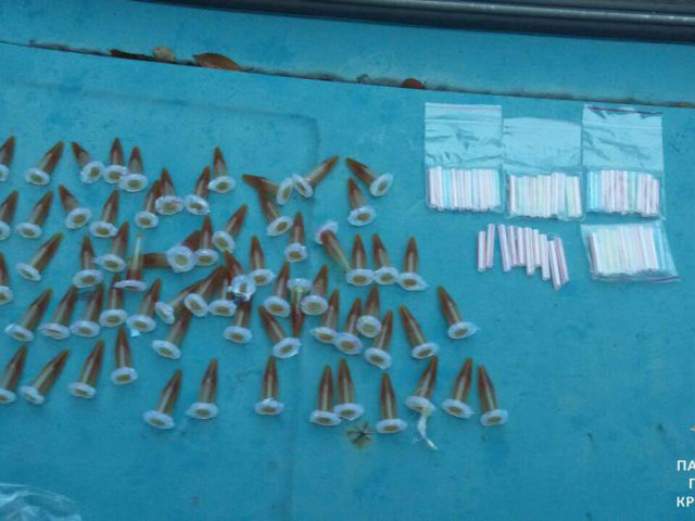 В Кривом Роге полицейские задержали мужчину с трубочками и контейнерами, заполненными наркотиками