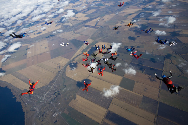 14 украинских парашютистов присоединились к установлению мирового рекорда