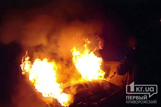 У Кривому Розі через купу сміття згоріли скутери, автівка і мотоцикл
