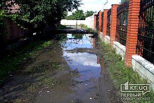 Вода бежит в землю, а платим за нее по космическим тарифам, - криворожанин