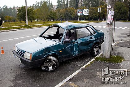 В Кривом Роге автомобиль врезался в столб и снес дорожный знак