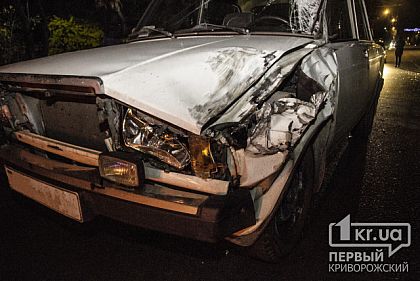 В Кривом Роге прямо на дороге колесо от КАМАЗа вылетело в Жигули