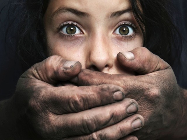 Мужчина 5 лет насиловал несовершеннолетних дочерей своей сожительницы в Кривом Роге