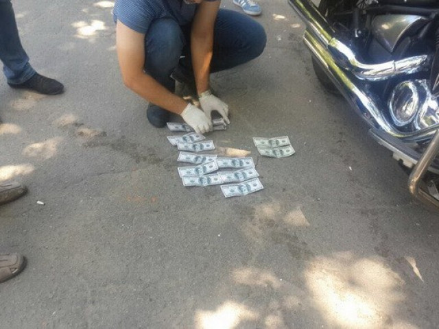 Полицейский требовал взятку за розыск угнанного автомобиля в Днепропетровской области