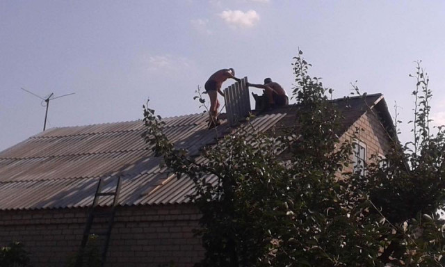Участники АТО и неравнодушные жители Кривого Рога починили крышу дома семье пленного побратима, которая пострадала в следствии смерча