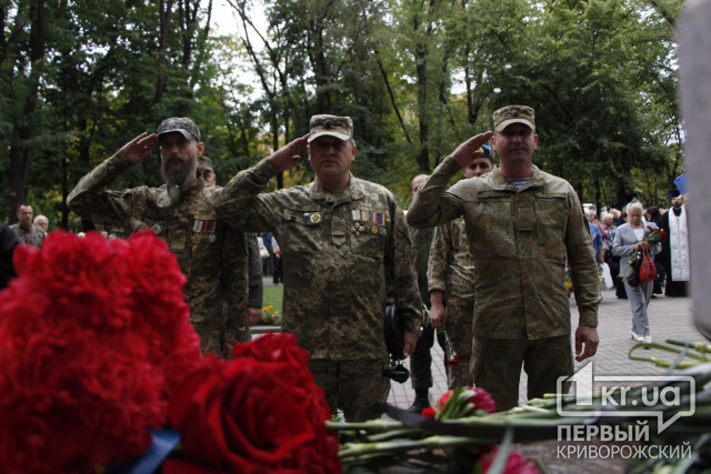 К стеле с фото тех, кто защитил нас от «русского мира», чиновники возложили цветы