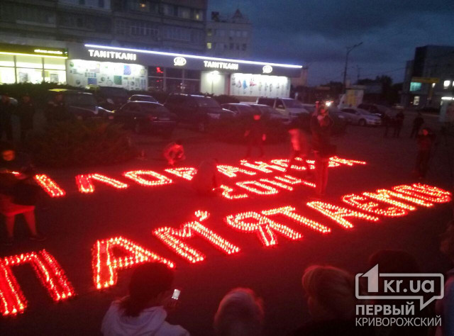 Тысячи лампадок зажгли криворожане в память о погибших в Иловайском котле