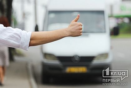 Маршрутчики с полным салоном пассажиров устраивают гонки в Кривом Роге