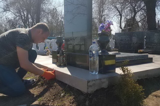 Криворізькі нацгвардійці упорядкували могилу Героя України