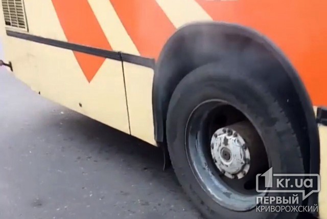 В Кривом Роге на ходу «загорелся» автобус
