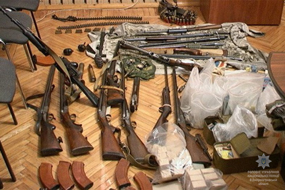 Криворожане добровольно сдают охотничье оружие,пистолеты и сотни боеприпасов