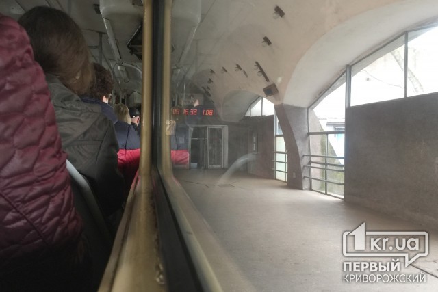 В Кривом Роге сцепка вагонов «метро» послужила массовым опозданиям горожан на работу