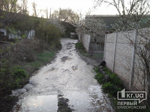 Ниагара по-криворожски. 3 дня улицу в Саксаганском районе заливает вода