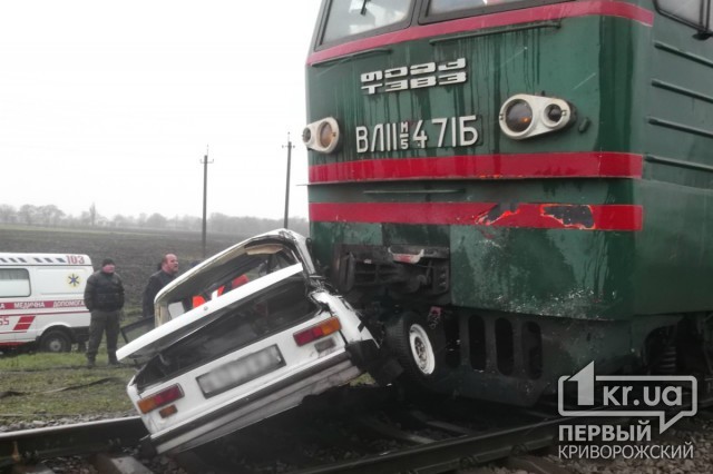 Под Кривым Рогом автомобиль врезался в поезд. Погибла пассажирка авто