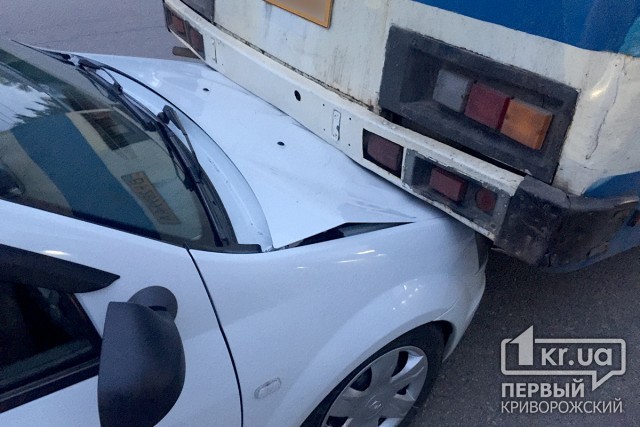 ДТП в Кривом Роге: иномарка оказалась под автобусом