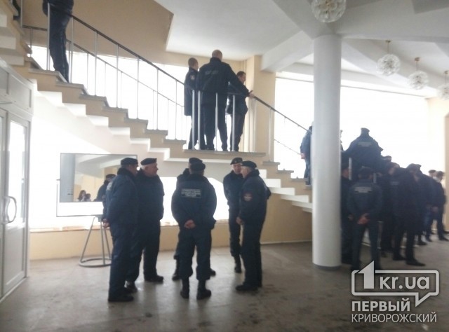 Сессия депутатов горсовета Кривого Рога под усиленной охраной