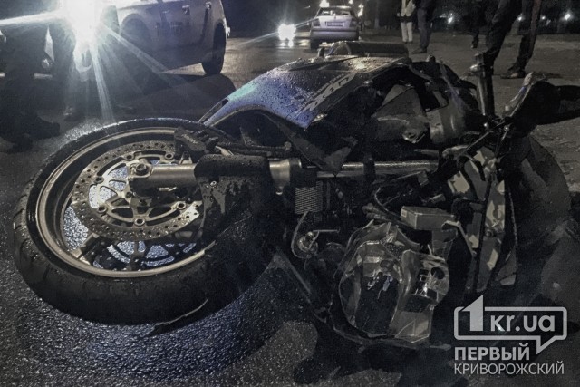 В Кривом Роге на «зебре» мотоциклист сбил женщину с ребенком