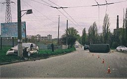 ДТП в Кривом Роге: Hyundai столкнулся с УАЗ и врезался в столб