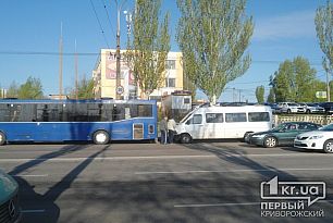 ДТП в Кривом Роге. Маршрутка, автобус и полицейские приусы