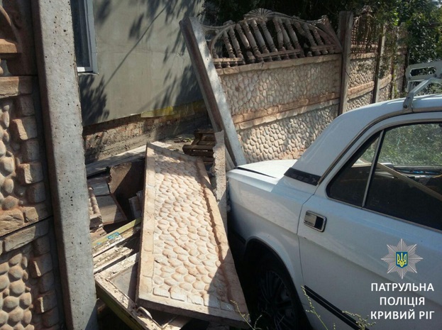 Самостоятельное авто врезалось в забор в Кривом Роге