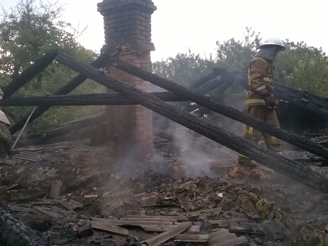 В Кривом Роге пожарные час боролись с горящей крышей