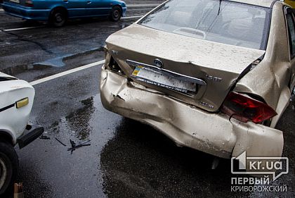В Кривом Роге ВАЗ с ребенком в салоне «догнал» припаркованную Geely (Обновлено)