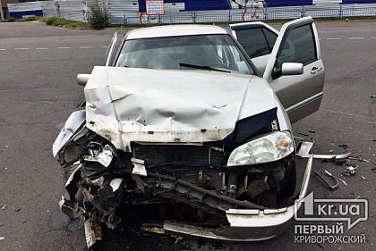 В Кривом Роге возле развлекательного центра столкнулись Chery и Geely