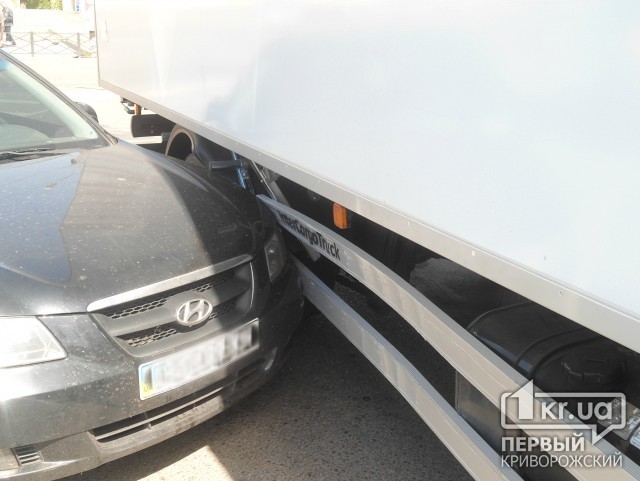 Не поделили дорогу: в Кривом Роге столкнулись «Hyundai» с автофургоном