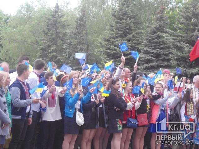 Безвізові подорожі для криворіжців і підняті Прапори України та ЄС