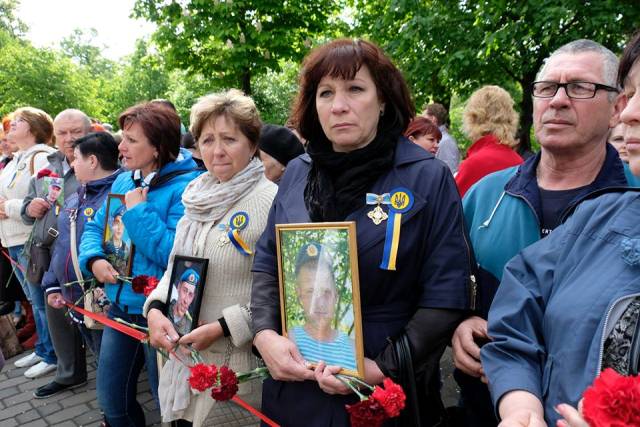 Мамы криворожан, погибших в АТО, приняли участие в открытии Аллеи памяти в Днепре
